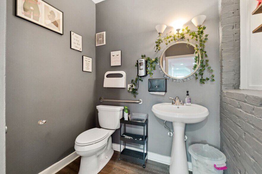 More Photos Of 519-521 N Charles St, Baltimore Office For Sale