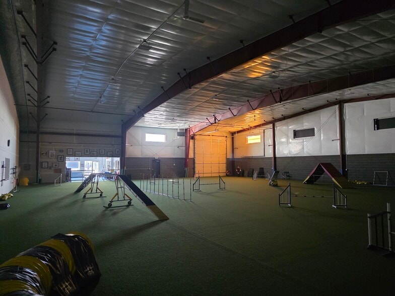 More Photos Of 2060 N Commercial Ave, Pasco Warehouse For Lease