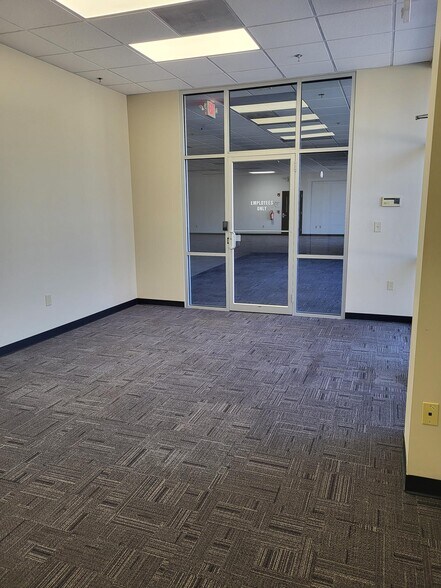 More Photos Of 19695 Commerce Pky, Middleburg Heights Distribution For Lease