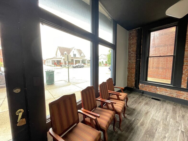 More Photos Of 26 W Broadway St, Shelbyville Office For Lease