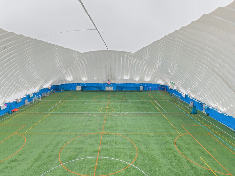 More Photos Of 901 Cannon Rd S, Dundas Sports And Entertainment For Sale