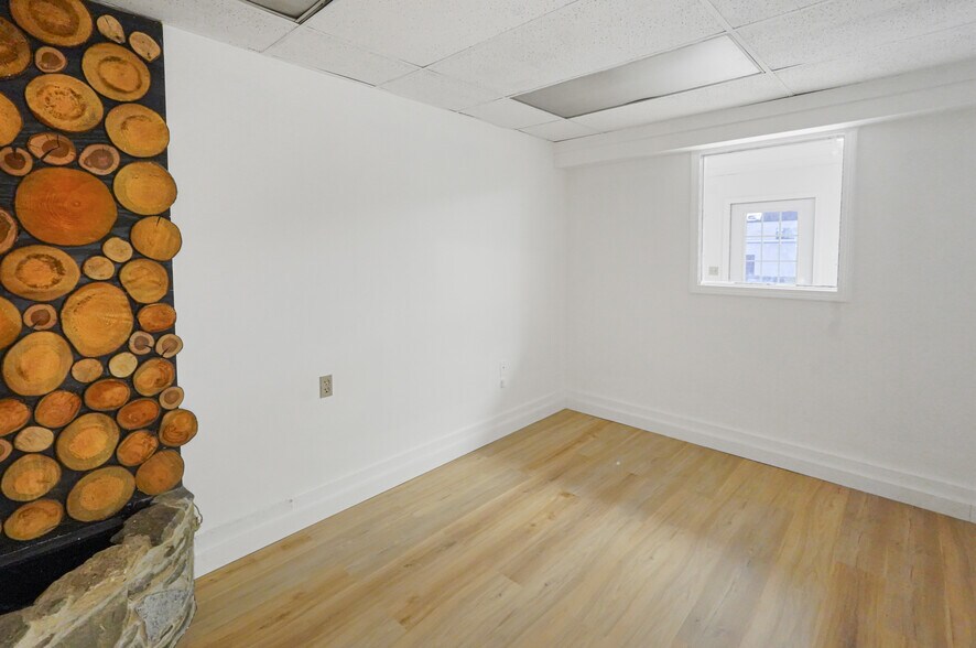 More Photos Of 32 Worcester Rd, Charlton Storefront Retail Residential For Lease