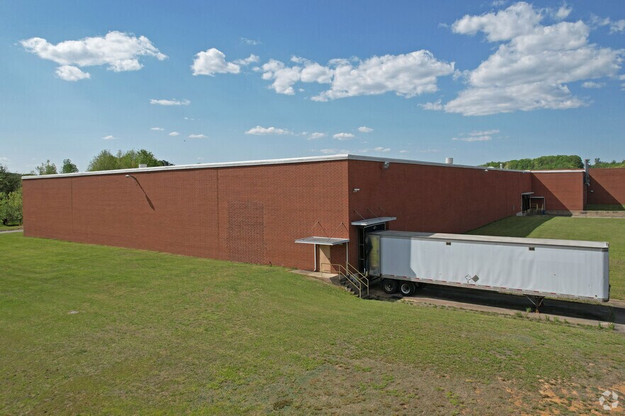 More Photos Of 572 S New St, Eden Distribution For Lease