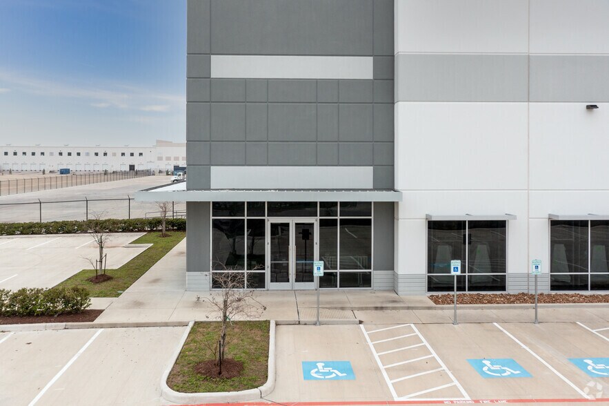 More Photos Of 10565 Red Bluff Rd, Pasadena Distribution For Lease