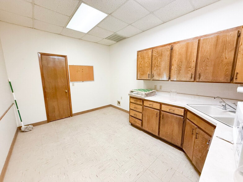 More Photos Of 1901 Carter St, Pampa Office For Sale