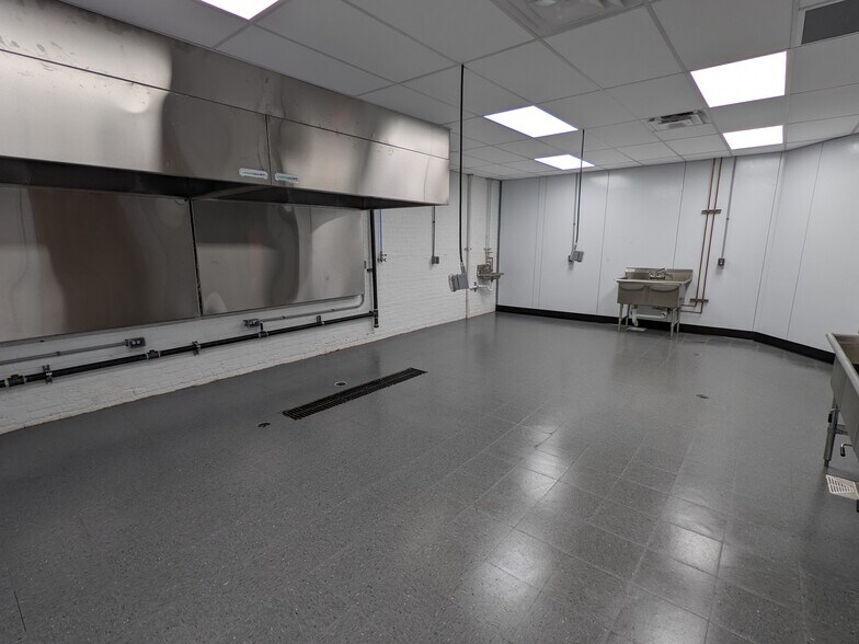 More Photos Of 7501 Carnegie Ave, Cleveland Manufacturing For Lease