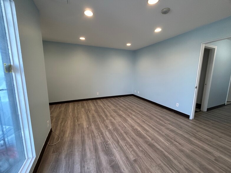 More Photos Of 16140 Leadwell St, Van Nuys Warehouse For Lease