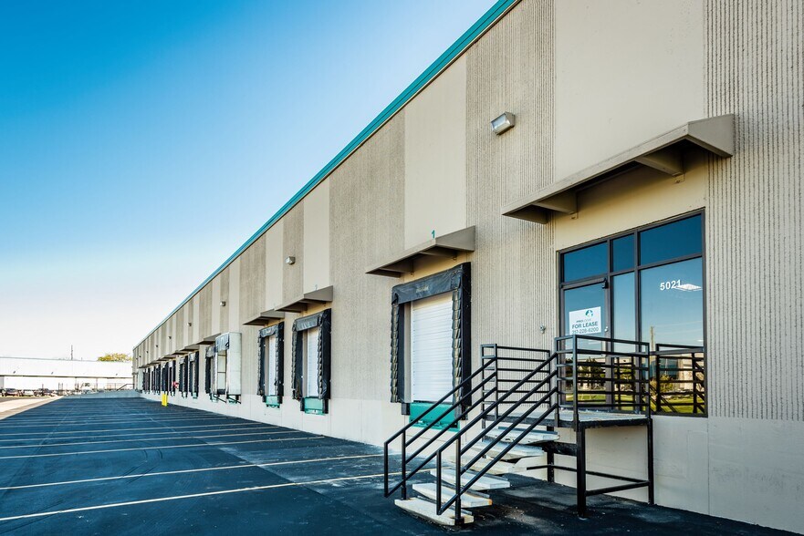 More Photos Of 5850 W 80th St, Indianapolis Unknown For Lease