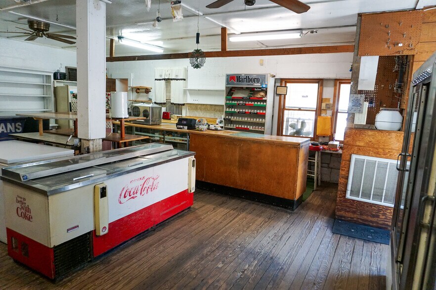 More Photos Of 109 Wilburn Valley Rd, Pearisburg General Retail For Sale