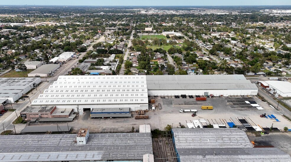 More Photos Of 1211 Kress St, Houston Manufacturing For Lease