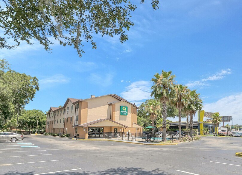 More Photos Of 1392 W North Blvd, Leesburg Hotel For Sale