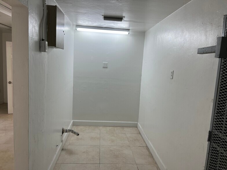 More Photos Of 1001 NW 95th St, Miami Restaurant For Lease