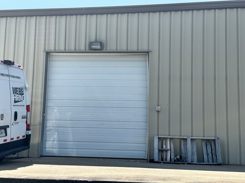 More Photos Of 2102-2112 W Vista, Springfield Light Manufacturing For Lease