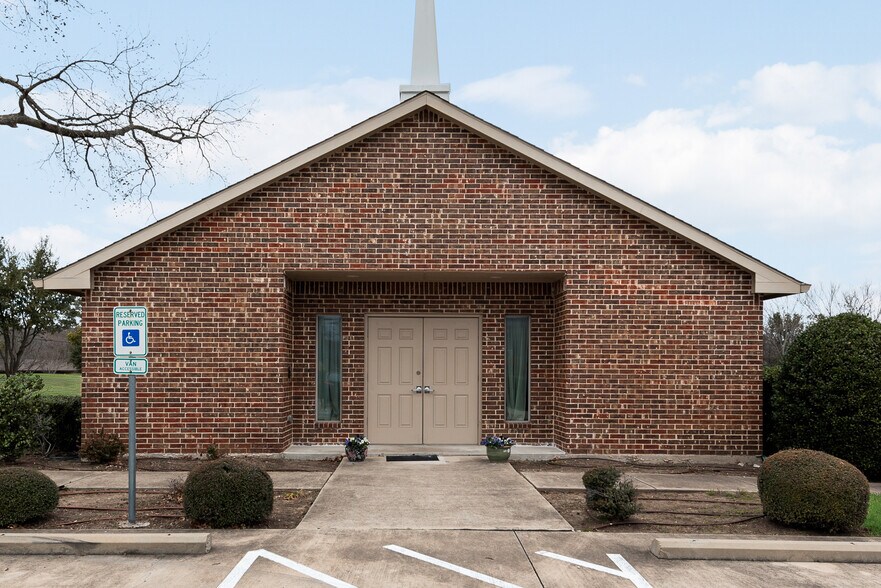 More Photos Of 108 N Chattey Rd, DeSoto Religious Facility For Sale