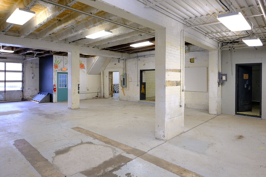 More Photos Of 408 W Main St, Benton Harbor Freestanding For Lease