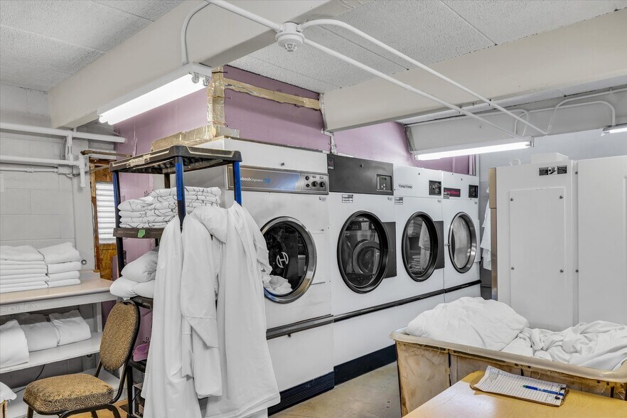 More Photos Of 1907 N Cunningham Ave, Urbana Hotel For Sale