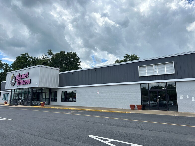 More Photos Of 1104 Greenville Ave, Staunton Storefront For Lease