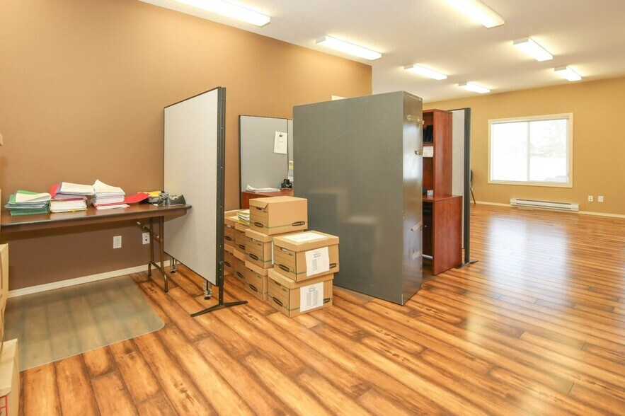 More Photos Of 5209 49A Ave, Bentley Office For Sale