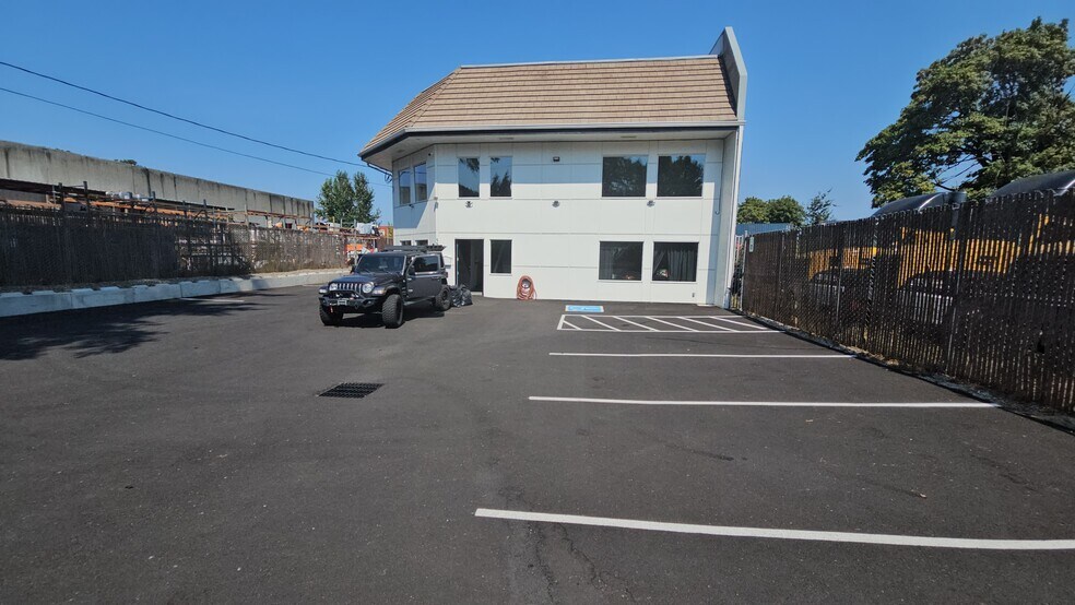 More Photos Of 5833 NE Portland Hwy, Portland Flex For Sale