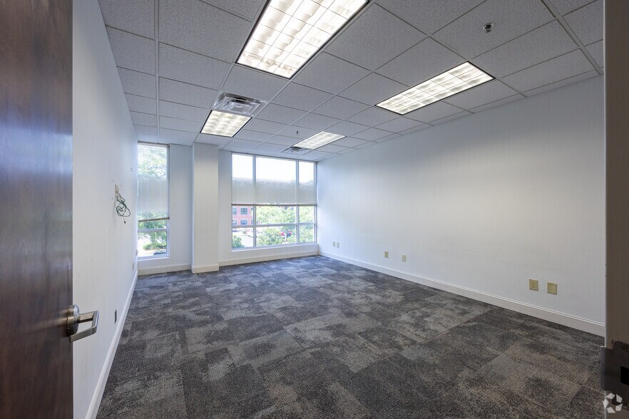 More Photos Of 695 Mansell Rd, Roswell Unknown For Lease