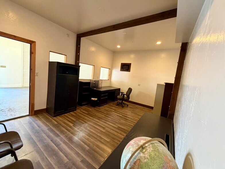 More Photos Of 625 W Broadway Rd, Mesa Service For Lease