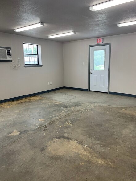 More Photos Of 401 Throckmorton St, McKinney Warehouse For Sale