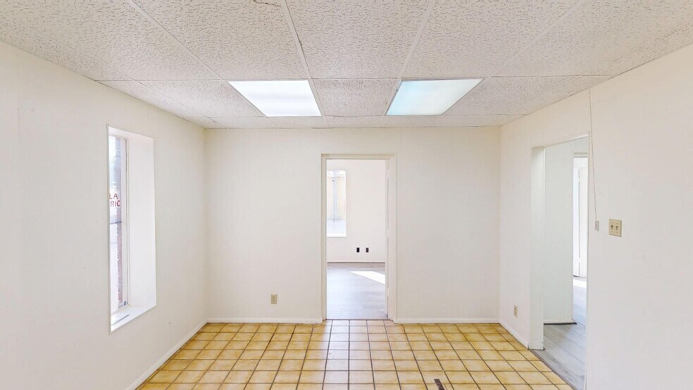More Photos Of 1842 Bandera Rd, San Antonio Light Distribution For Sale