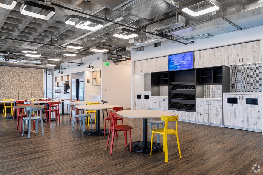 More Photos Of 33 Washington St, Newark Office For Lease