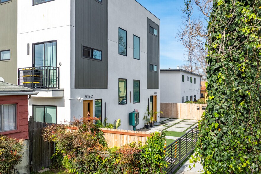 More Photos Of 2921 S Burnside Ave, Los Angeles Apartments For Sale