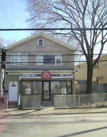More Photos Of 3956 Victory Blvd, Staten Island Storefront Retail Residential For Lease