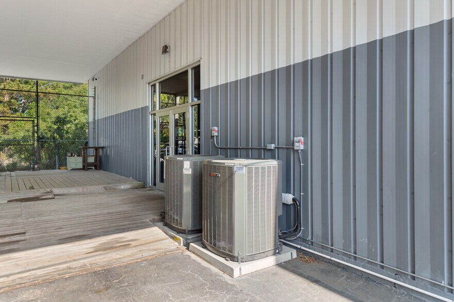 More Photos Of 2866 Roosevelt Blvd, Clearwater Showroom For Lease