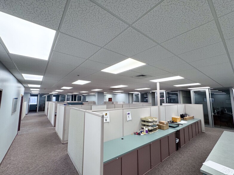 More Photos Of 47 Commerce Dr, Bristol Manufacturing For Sale