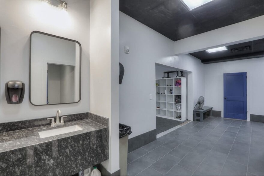More Photos Of 1121 12th Ave S, Nashville Flex For Lease