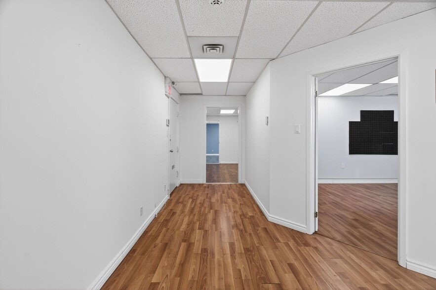 More Photos Of 256-260 Church St, Oakville Storefront Retail Office For Lease