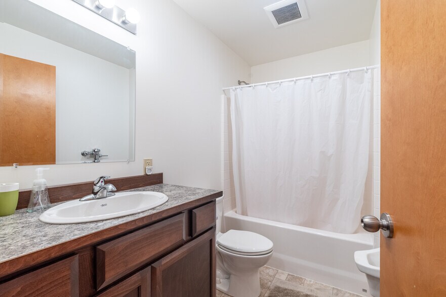 More Photos Of 400 JS Dr, Craig Flex For Sale