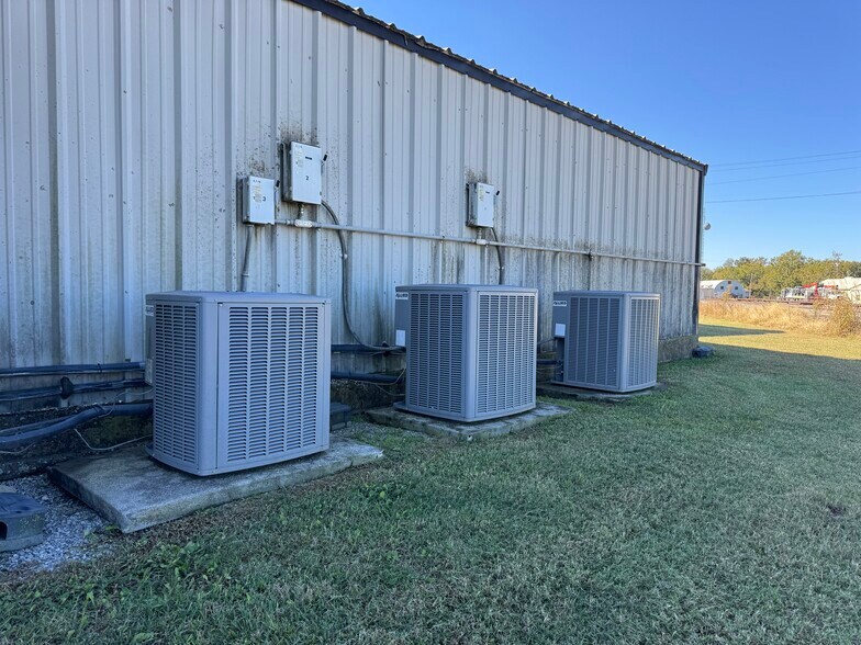 More Photos Of 100 E 9th St, Ada Warehouse For Lease