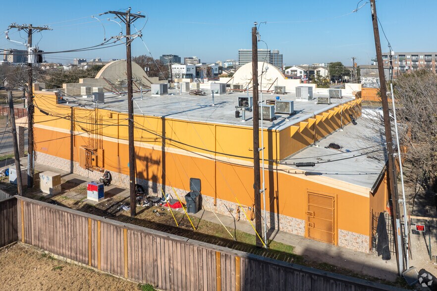 More Photos Of 2420 N Fitzhugh Ave, Dallas Supermarket For Lease