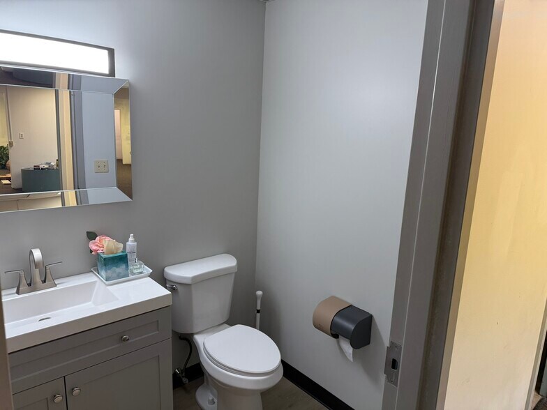 More Photos Of 2 Chelsea Pl, Clifton Park Medical For Lease