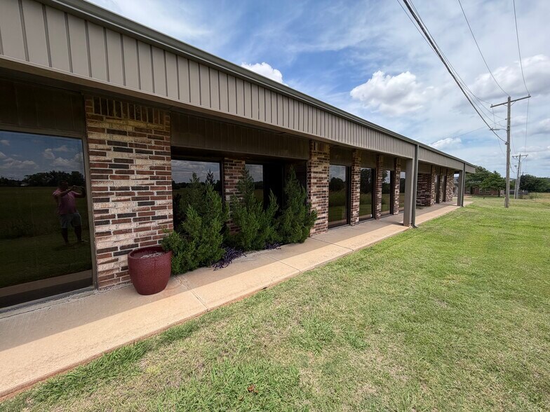 More Photos Of 11902 N Pennsylvania Ave, Oklahoma City Office For Lease