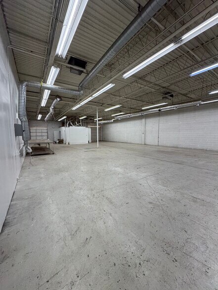 More Photos Of 910 S Hohokam Dr, Tempe Warehouse For Lease
