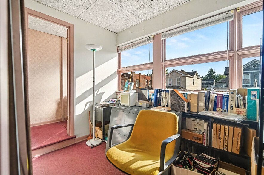More Photos Of 516-528 Main St, Hamilton Office For Sale