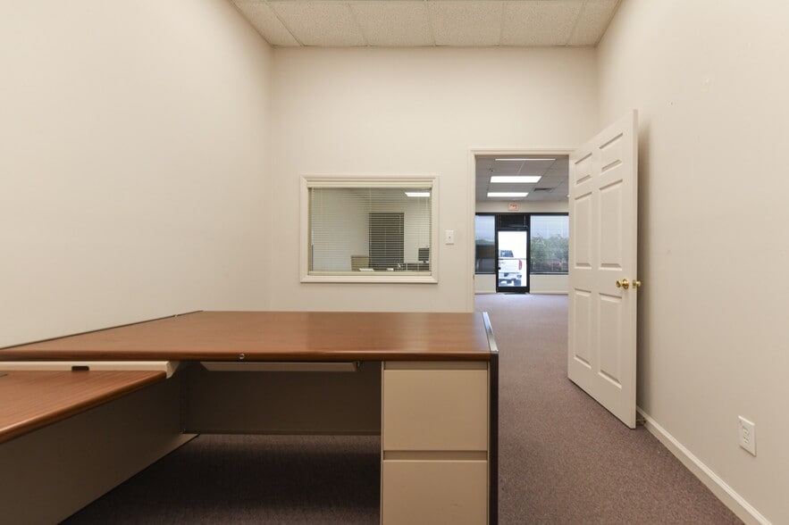 More Photos Of 409 Chicago Dr, Fayetteville Flex For Lease