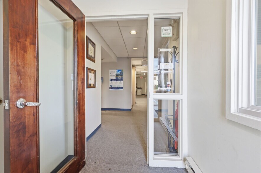 More Photos Of 1568 Woodbourne Rd, Levittown Office For Lease
