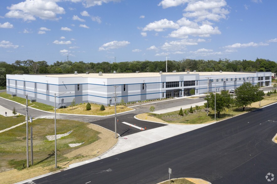 More Photos Of 990 E North Ave, Glendale Heights Distribution For Lease