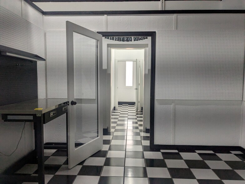 More Photos Of 717 Walnut St, Columbus Storefront Retail Office For Sale