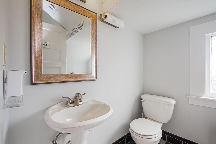 More Photos Of 108 W 10th 1/2 St, Houston Storefront Retail Office For Lease