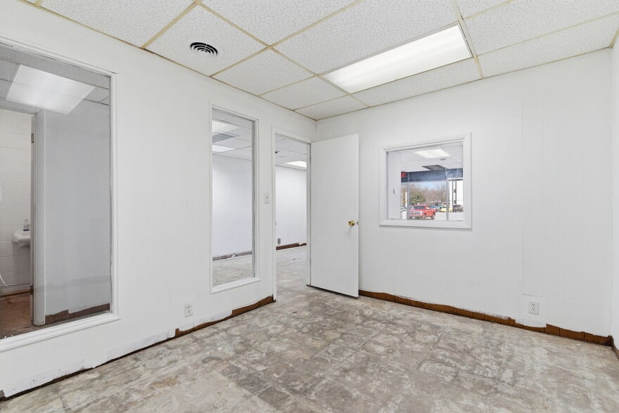 More Photos Of 1718 E Meadowmere St, Springfield General Retail For Lease