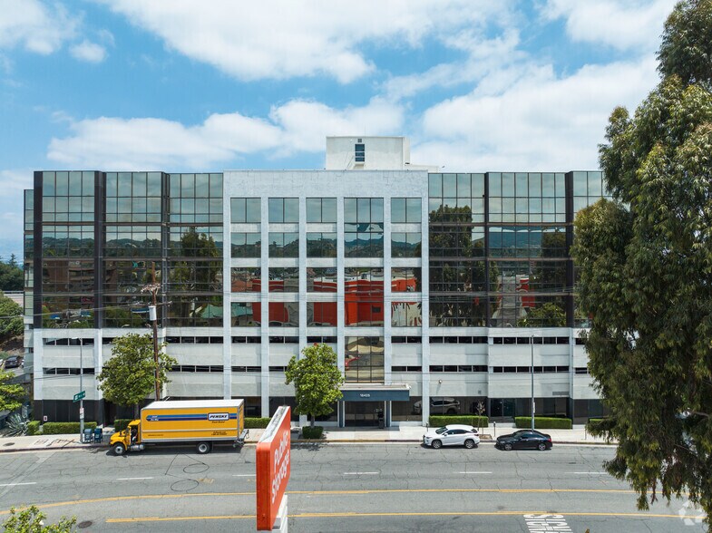 More Photos Of 18425 Burbank Blvd, Tarzana Office For Lease