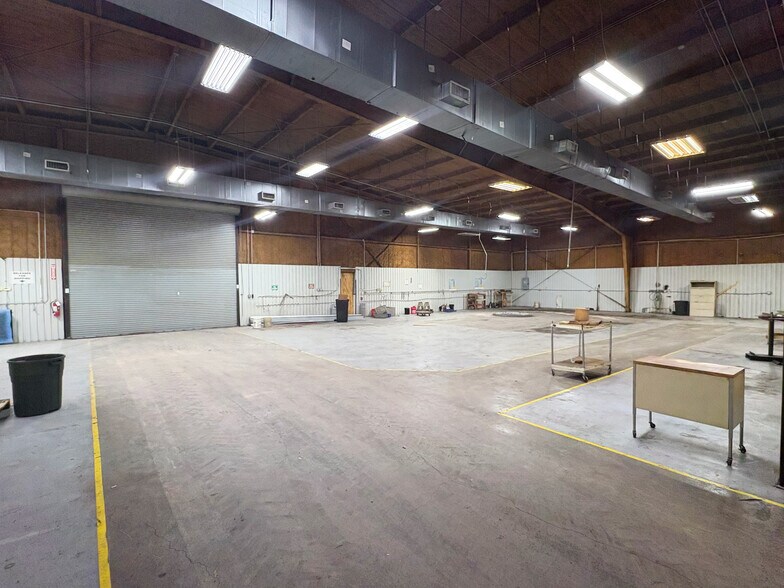 More Photos Of 6650 W Bay Rd, Baytown Warehouse For Lease