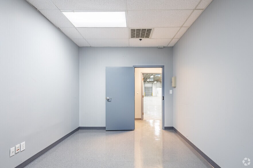 More Photos Of 5802 Breckenridge Pky, Tampa Light Distribution For Lease